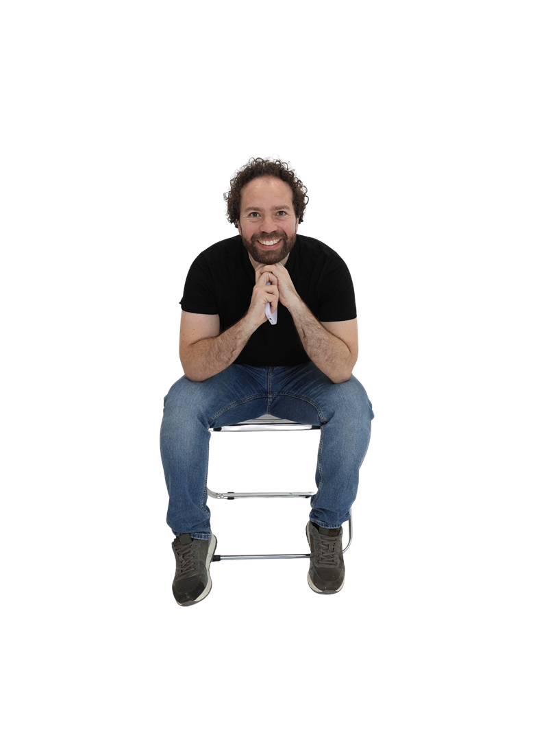 Jose, fundador de Webspire, sonriendo, sentado en un taburete